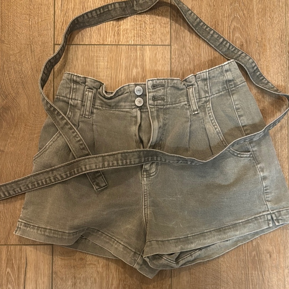 American Eagle Outfitters Olive green Shorts with belt, mom high rise
